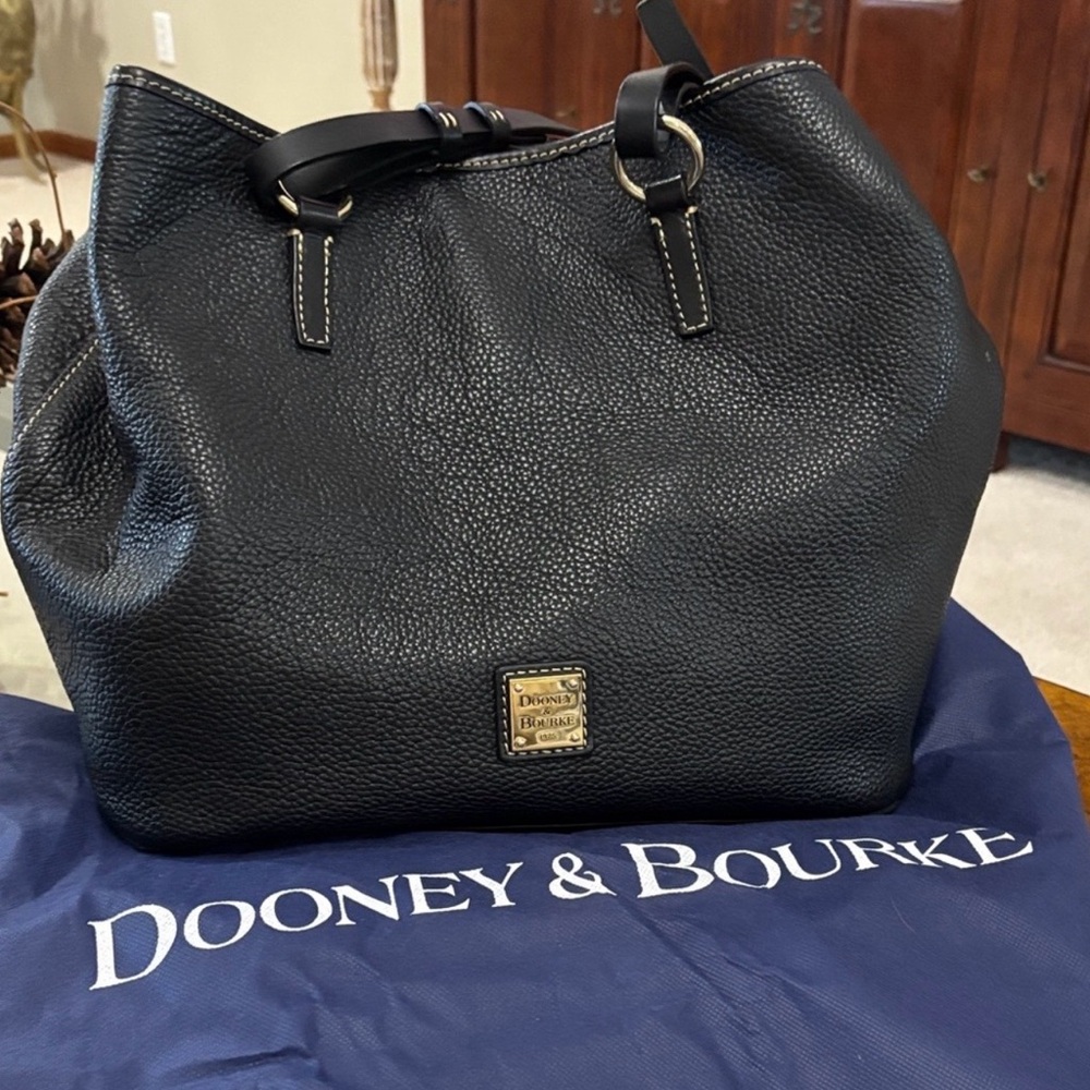 Dooney & Bourke large Black pebbled leather shoulder bag with wristlet
